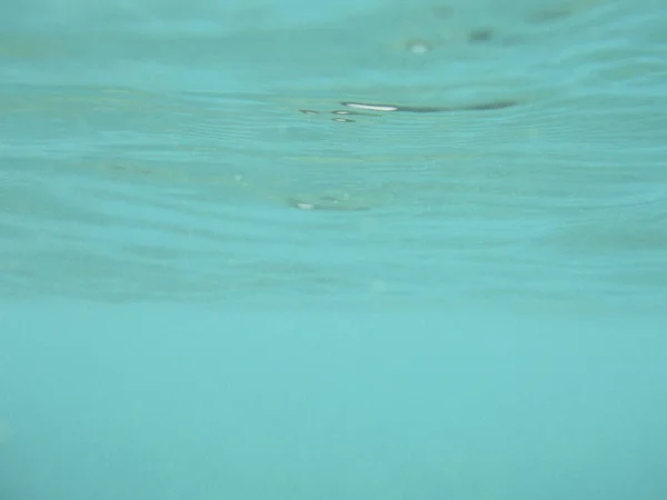 Подводные Волны Ярко Бирюзового Цвета Отражениями Принято Горизонталь — стоковое фото