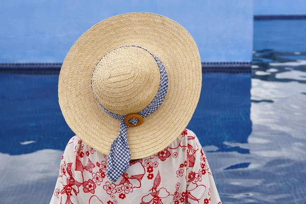 Ora Legale Donna Che Rilassa Piscina Rilassati Orizzonte — Foto Stock