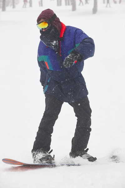 Snowboard Pista Esqui Floresta Inverno Branco Paisagem Montanha Vertical — Fotografia de Stock