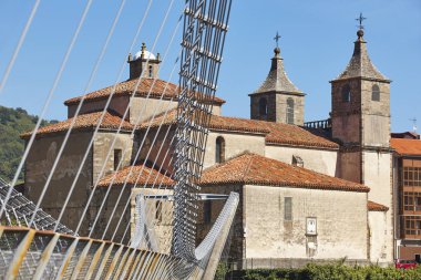 Barok kilise ile modern köprü. Cangas del Narcea, Asturias. İspanya
