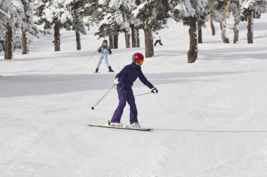 Çocuk Kayak yapmayı öğrenmek başlangıç. Kış spor. Yatay