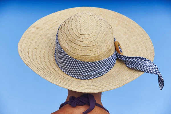Ora Legale Donna Con Cappello Sfondo Blu Tempo Relax — Foto Stock