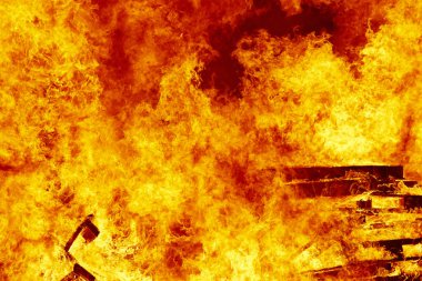 Yangın bir ateşin ortasına alevler. İtfaiyeci acil. Tehlike yanma, emisyon
