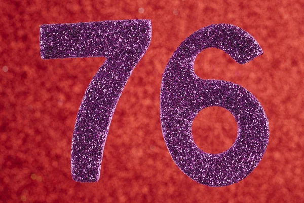 Zahl Sechsundsiebzig Violette Farbe Über Einem Roten Hintergrund Jubiläum Horizontal — Stockfoto