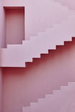 Geometrik bina tasarımı. Kırmızı duvar, La Manzanera. Calpe, İspanya