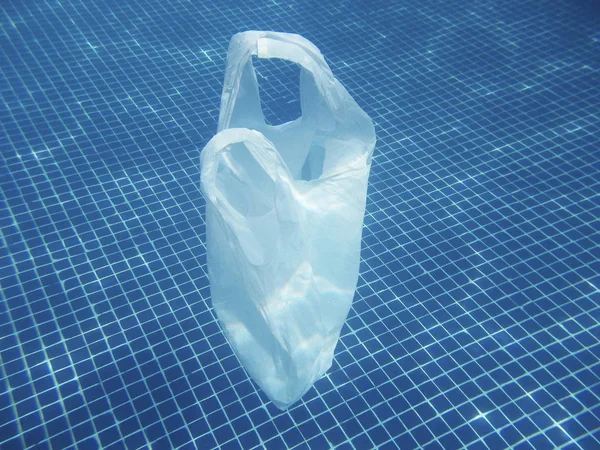 Bolsa Plástico Flotando Agua Medio Ambiente Contaminado Reciclar Basura —  Fotos de Stock