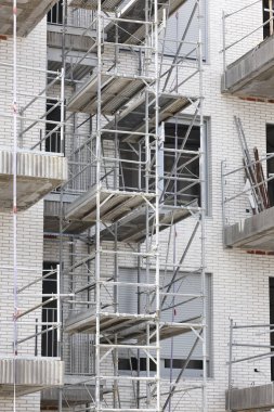 Bina yapım aşamasında. İskele yapısı. Sanayi. Dikey