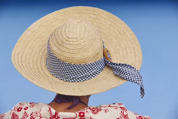 Ora Legale Donna Con Cappello Paglia Sfondo Blu Tempo Relax — Foto Stock
