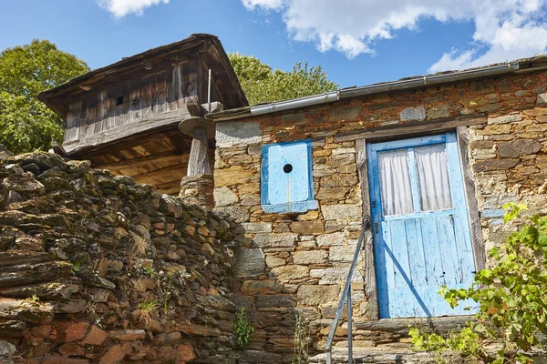阿斯图里亚斯阿维莱斯艾尔霍莱欧的传统石材建设村 — 图库照片