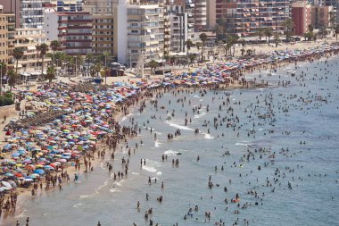 İspanya Akdeniz kıyı şeridi. Calpe plaj. Yaz kalabalık. Alicante deniz manzarası