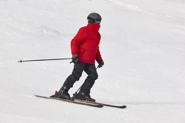 Dorosły Narciarstwo Krajobraz Śnieżny Wzgórza Uprawiania Sportów Zimowych Poziome — Zdjęcie stockowe