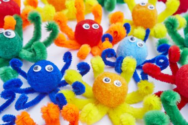 Küçük ahtapot oyuncaklar üzerinde beyaz izole renkli. Hayvan oyuncaklar. Yatay