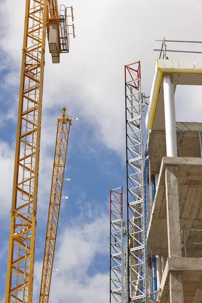 建設中のビル クレーン機械構造 垂直方向 — ストック写真
