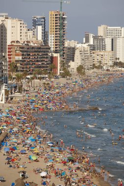İspanya Akdeniz kıyı şeridi. Calpe plaj. Yaz kalabalık. Alicante deniz manzarası