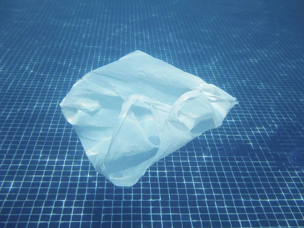 Bolsa Plástico Flotando Agua Medio Ambiente Contaminado Reciclar Basura —  Fotos de Stock