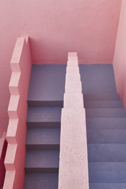 Geometrik bina merdiven. Kırmızı duvar, La manzanera. Calpe, İspanya