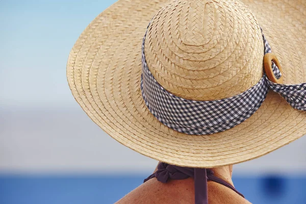 Ora Legale Donna Con Cappello Sfondo Blu Tempo Relax — Foto Stock