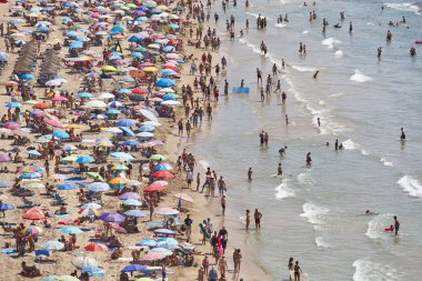 İspanya Akdeniz kıyı şeridi. Calpe plaj. Yaz kalabalık. Alicante deniz manzarası