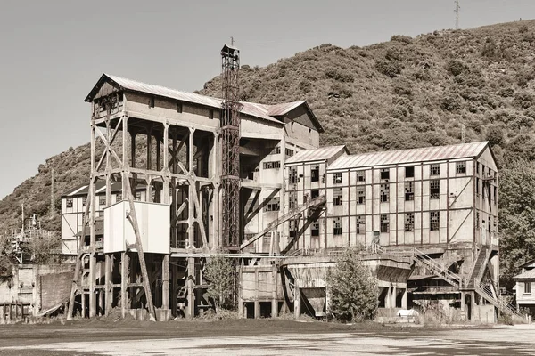 Una Fabbrica Carbone Abbandonata Macchine Industriali Arrugginite Paesaggio Inquinato Energia — Foto Stock