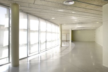 Aydınlık kamu binası koridor. Hastane iç. Kimse. Yatay