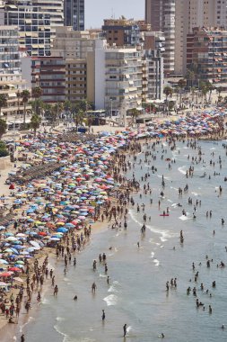 İspanya Akdeniz kıyı şeridi. Calpe plaj. Yaz kalabalık. Alicante deniz manzarası