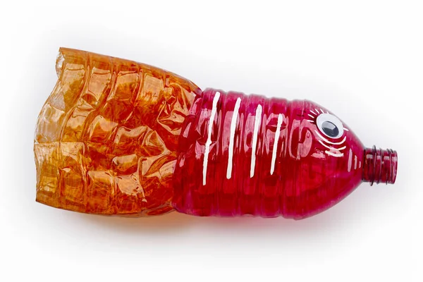 Bottiglia Plastica Riciclata Una Figura Pesce Riusa Garbabe Isolato — Foto Stock