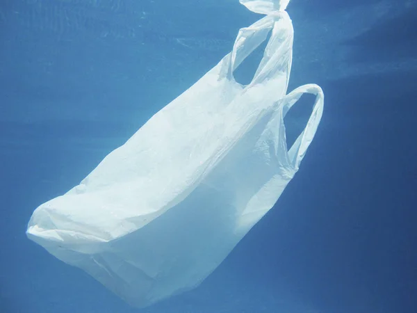 Пластиковый Пакет Плавающий Воде Загрязненная Экология Переработанный Мусор — стоковое фото