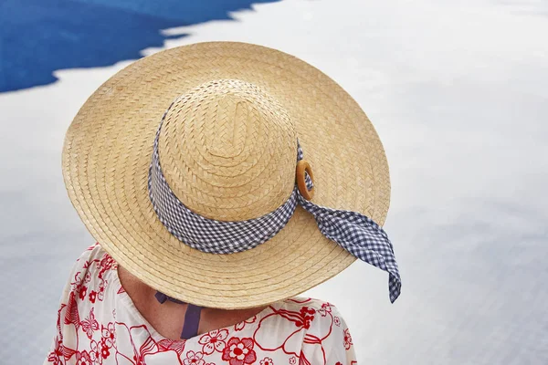 Ora Legale Donna Che Rilassa Piscina Rilassati Orizzonte — Foto Stock