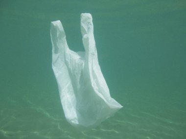 Denize kayan plastik torba. Çevre kirli. Çöp geri dönüşüm         