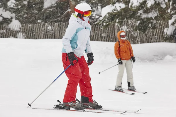 Kvinna Skidåkning Snön Vintersport Skidbacken Horisontell — Stockfoto