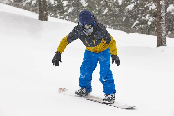 Snowboard Sob Neve Declive Esqui Inverno Branco Paisagem Montanha — Fotografia de Stock