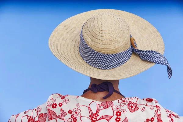 Θερινή Ώρα Γυναίκα Ψάθινο Καπέλο Μπλε Φόντο Στιγμές Χαλάρωσης — Φωτογραφία Αρχείου