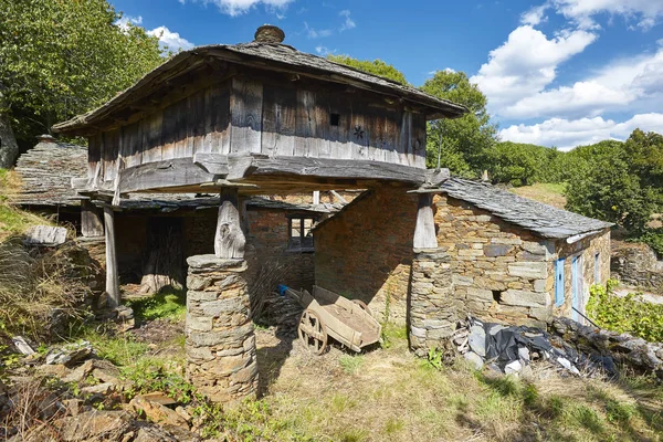 传统的石建筑村与 Horreo 存储在阿斯图里亚斯 西班牙 — 图库照片