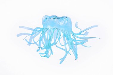 Plastik şişe bir denizanası şekilde geri dönüştürülmüş. Çöp yeniden. İzole