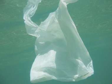 Denize kayan plastik torba. Çevre kirli. Recyc