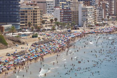 İspanya Akdeniz kıyı şeridi. Calpe plaj. Yaz kalabalık. Alicante deniz manzarası