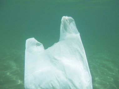 Denize kayan plastik torba. Çevre kirli. Çöp geri dönüşüm             