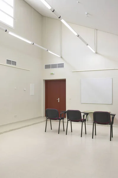 Boş Sınıfa Sandalye Ile Konferans Salonu Okula Dönüş Kapalı — Stok fotoğraf