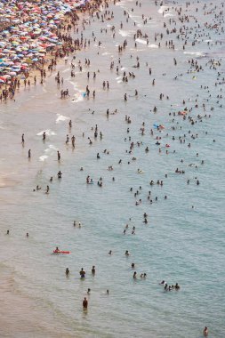 İspanya Akdeniz kıyı şeridi. Calpe plaj. Yaz kalabalık. Alicante deniz manzarası
