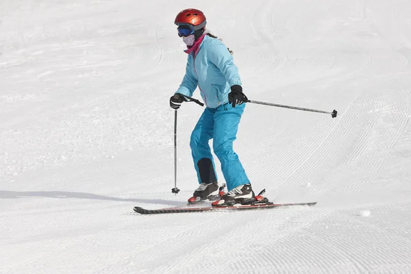 Barn Börjar Lära Sig Att Åka Skidor Vintersport Horisontell — Stockfoto