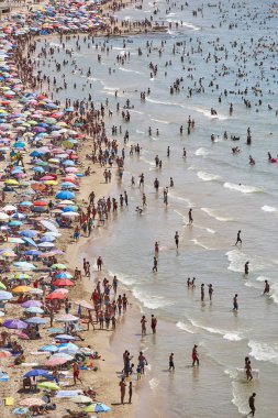 İspanya Akdeniz kıyı şeridi. Calpe plaj. Yaz kalabalık. Alicante deniz manzarası