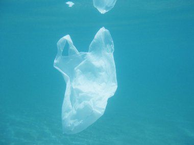 Denize kayan plastik torba. Çevre kirli. Çöp geri dönüşüm               