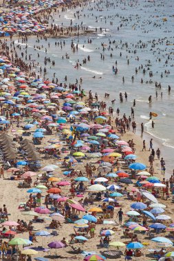 İspanya Akdeniz kıyı şeridi. Calpe plaj. Yaz kalabalık. Alicante deniz manzarası
