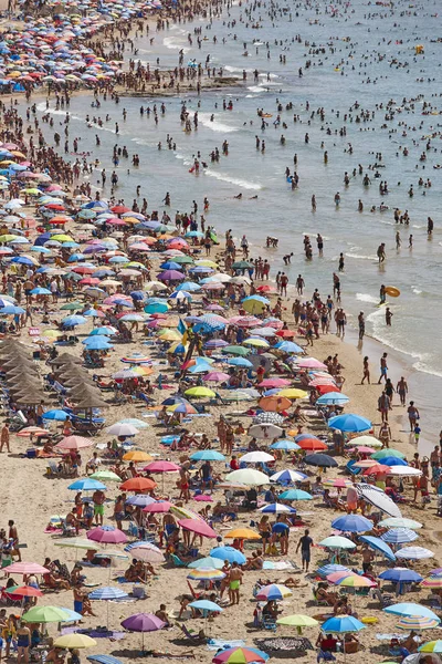 Costa Mediterranea Spagna Spiaggia Calpe Pubblico Estivo Mare Alicante — Foto Stock