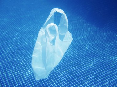 Suya kayan plastik torba. Kirli çevre. Çöp geri dönüşüm                  