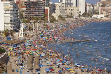 İspanya Akdeniz kıyı şeridi. Calpe plaj. Yaz kalabalık. Alicante deniz manzarası