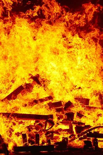 篝火上的火焰 消防员紧急情况 危险燃烧 — 图库照片