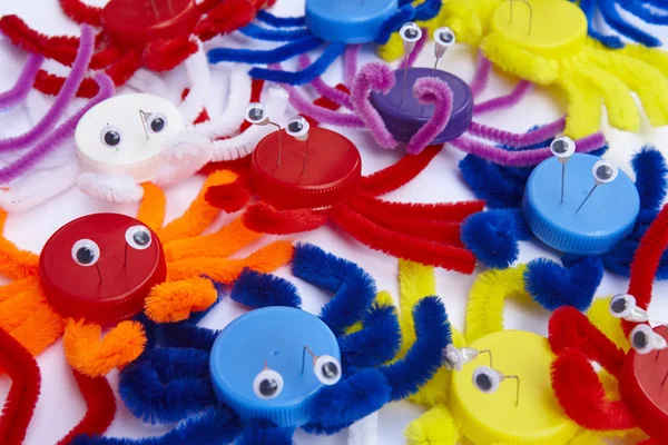 Kleine Kraken Farbiges Spielzeug Isoliert Auf Weiß Tierspielzeug Horizontal — Stockfoto