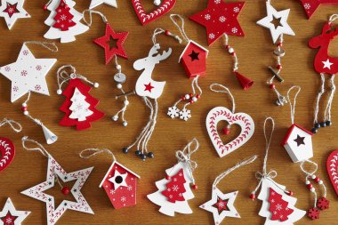 Kırmızı ve beyaz renk Noel el yapımı ahşap resimler. Dekorasyon