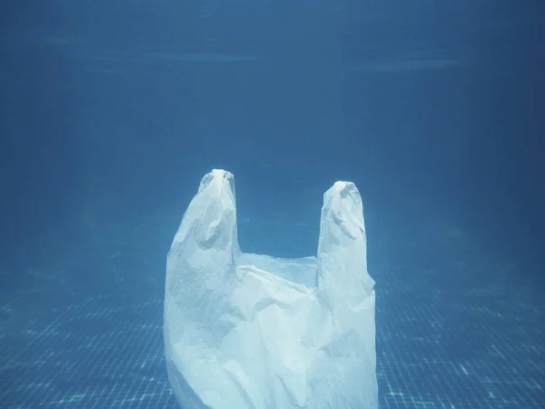 塑料袋漂浮在水中 污染环境 回收垃圾 — 图库照片